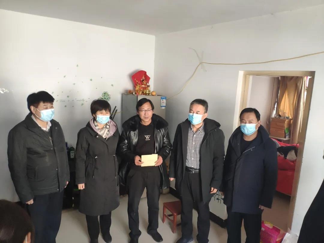 市委統(tǒng)戰(zhàn)部副部長楊瑞峰、市僑聯(lián)副主席孫庭鋒一行到濮陽縣慰問歸僑僑眷