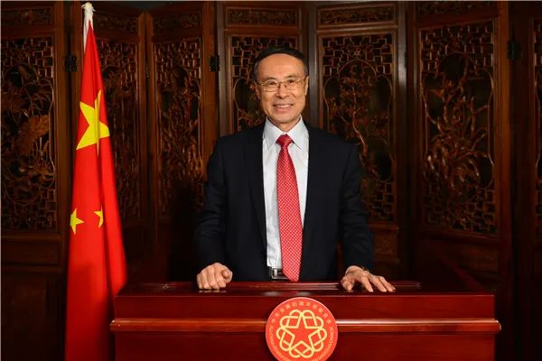 中國僑聯(lián)主席萬立駿向全球華僑華人拜年：隔山隔水不隔情，攜手共圓中國夢
