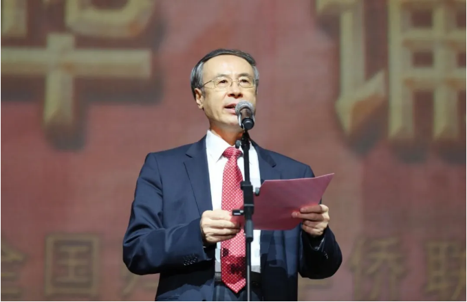 中國(guó)僑聯(lián)舉辦“親情中華·誦讀英雄”情境朗誦會(huì) 萬(wàn)立駿出席并致辭