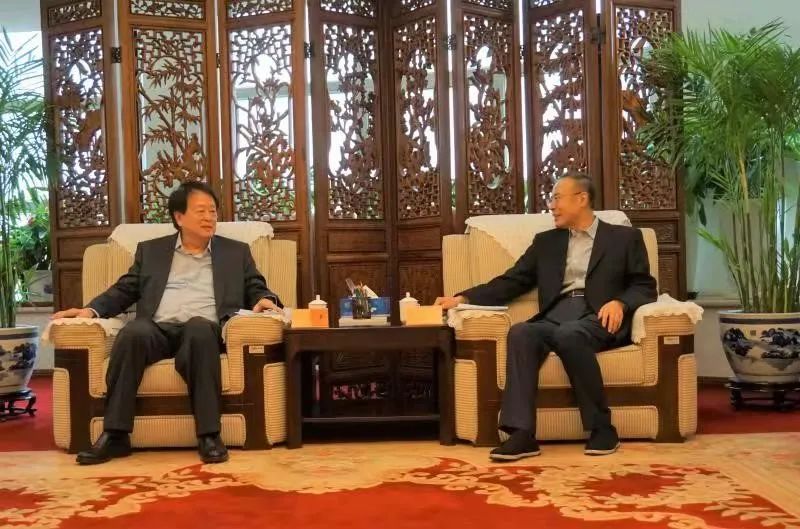 萬立駿會見中國僑商聯(lián)合會榮譽(yù)會長郭孔豐