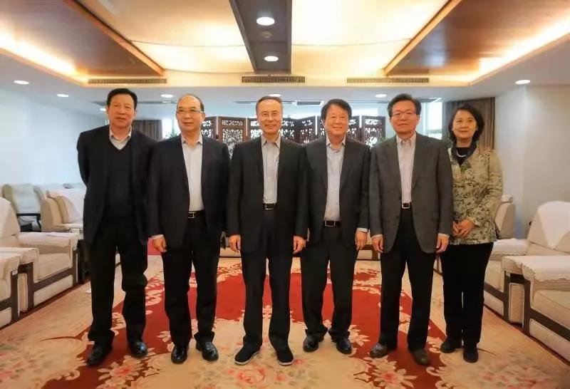萬立駿會見中國僑商聯(lián)合會榮譽會長郭孔豐