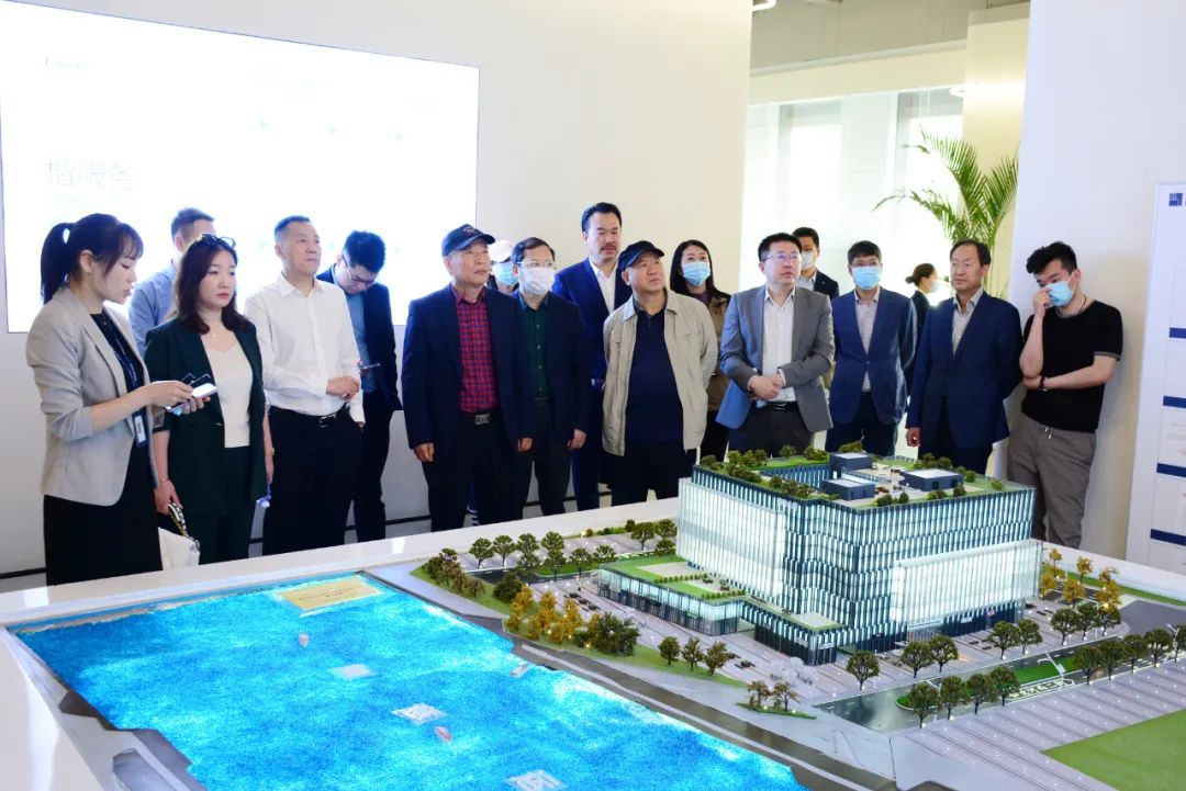 省僑商會一行走進龍湖金融島、楷林大廈、新發(fā)展楷林智慧廣場觀摩學(xué)習(xí)