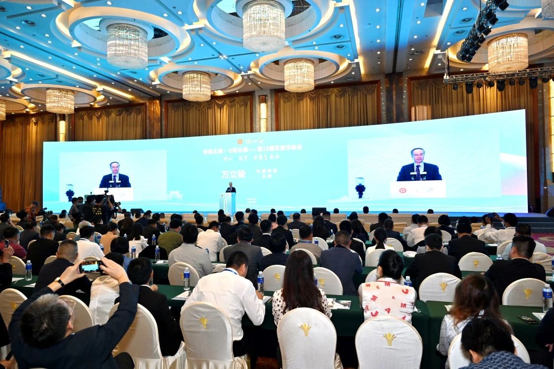 萬立駿出席“僑連五洲·七彩云南——第19屆東盟華商會”并在云南調研