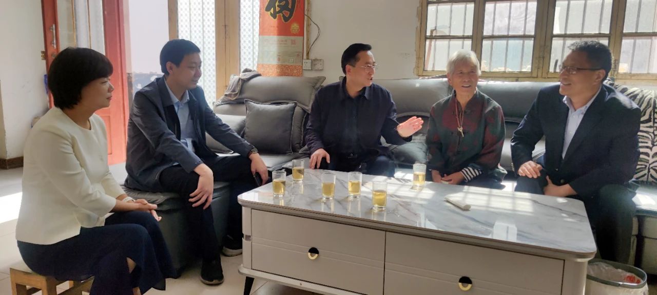 平頂山市僑聯(lián)黨組書記、主席買自強(qiáng)走訪看望回國(guó)探親僑胞