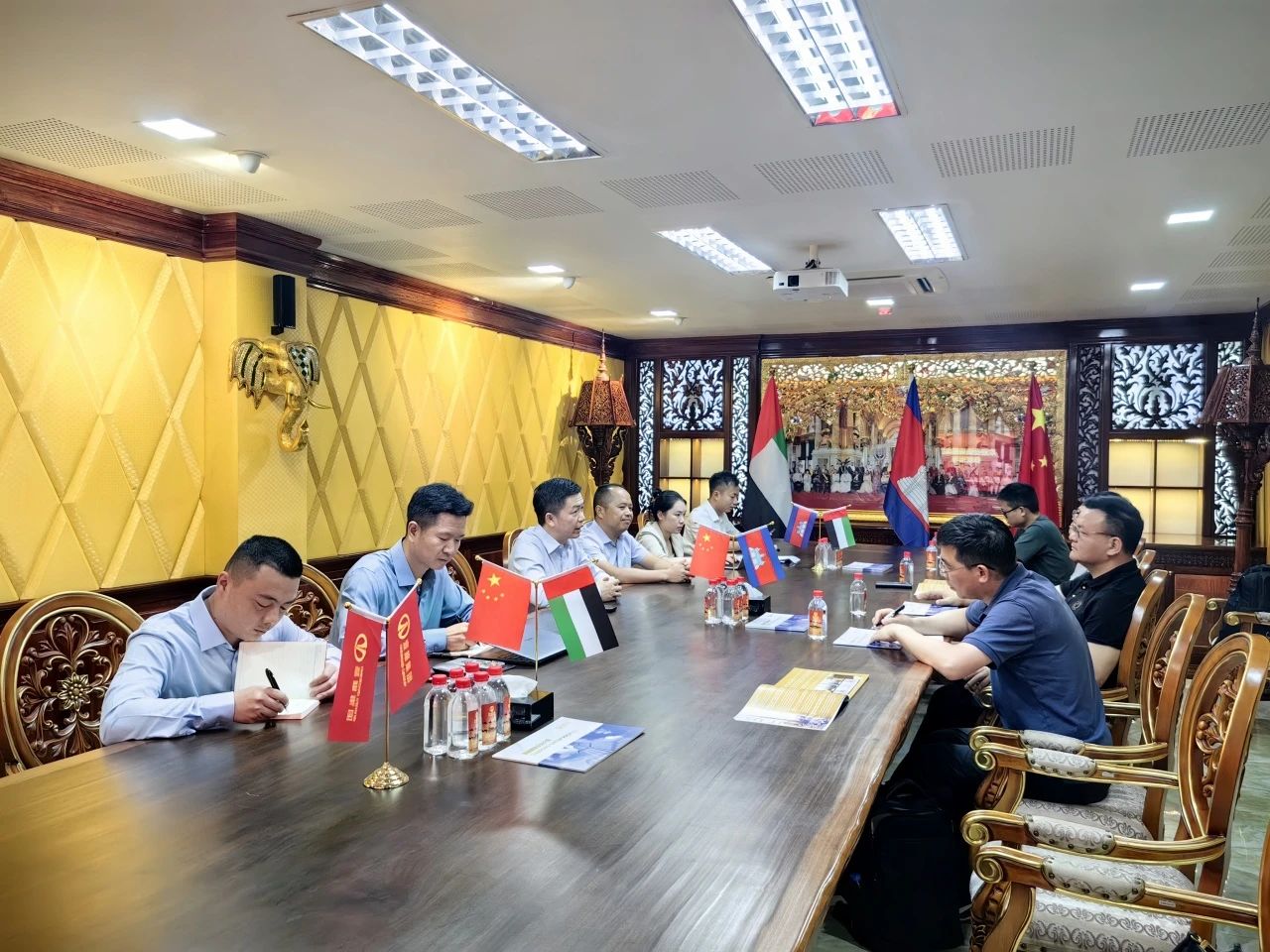 【名譽會長】香港富春有限公司、香港寧興集團等一行考察柬埔寨中國僑商經(jīng)濟特區(qū)項目，我會名譽會長徐旭昶熱情接待一行