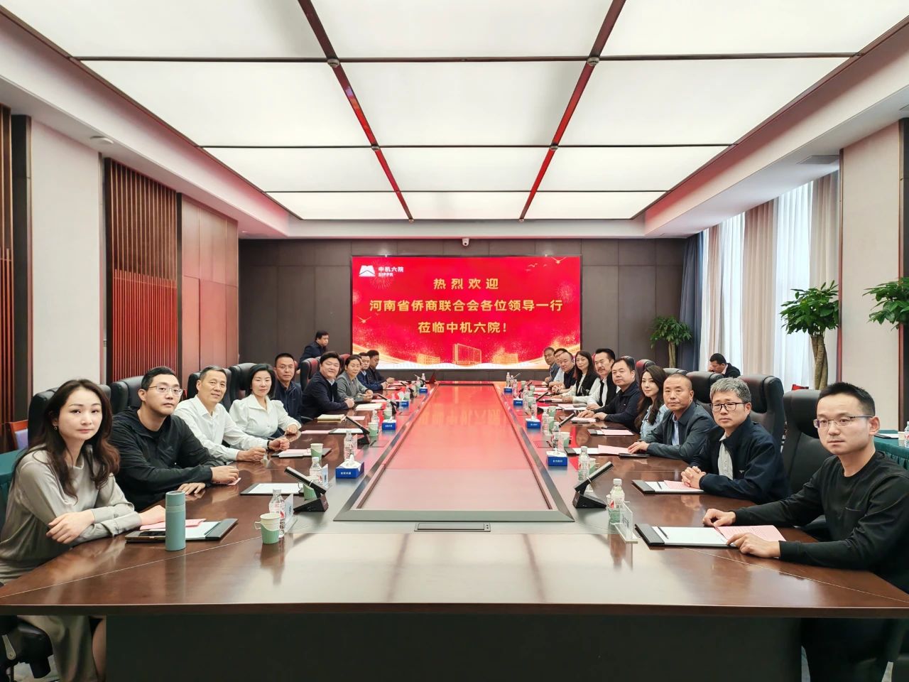 河南省僑商聯(lián)合會組織會員走進(jìn)常務(wù)理事單位中機(jī)六院考察交流