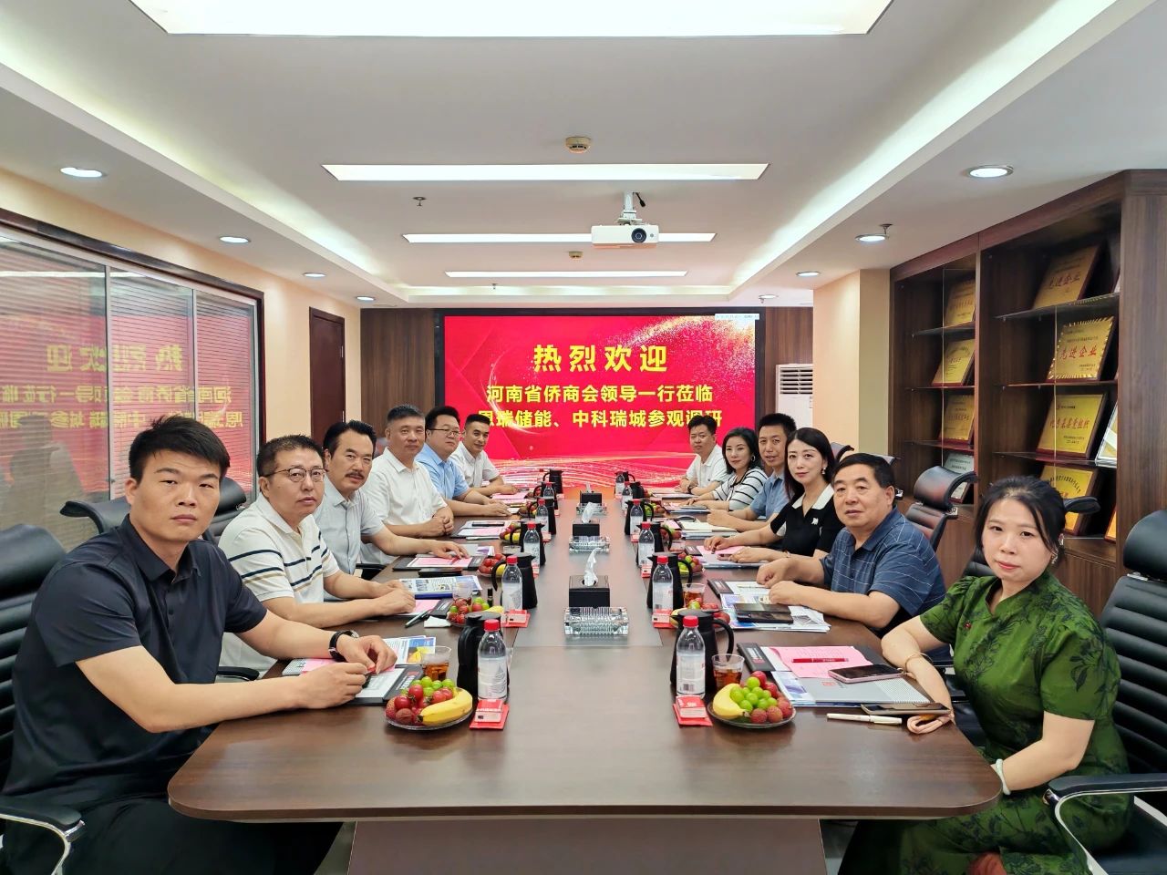 河南省僑商聯(lián)合會(huì)走進(jìn)我會(huì)副會(huì)長(zhǎng)單位恩瑞儲(chǔ)能、中科瑞城參觀考察