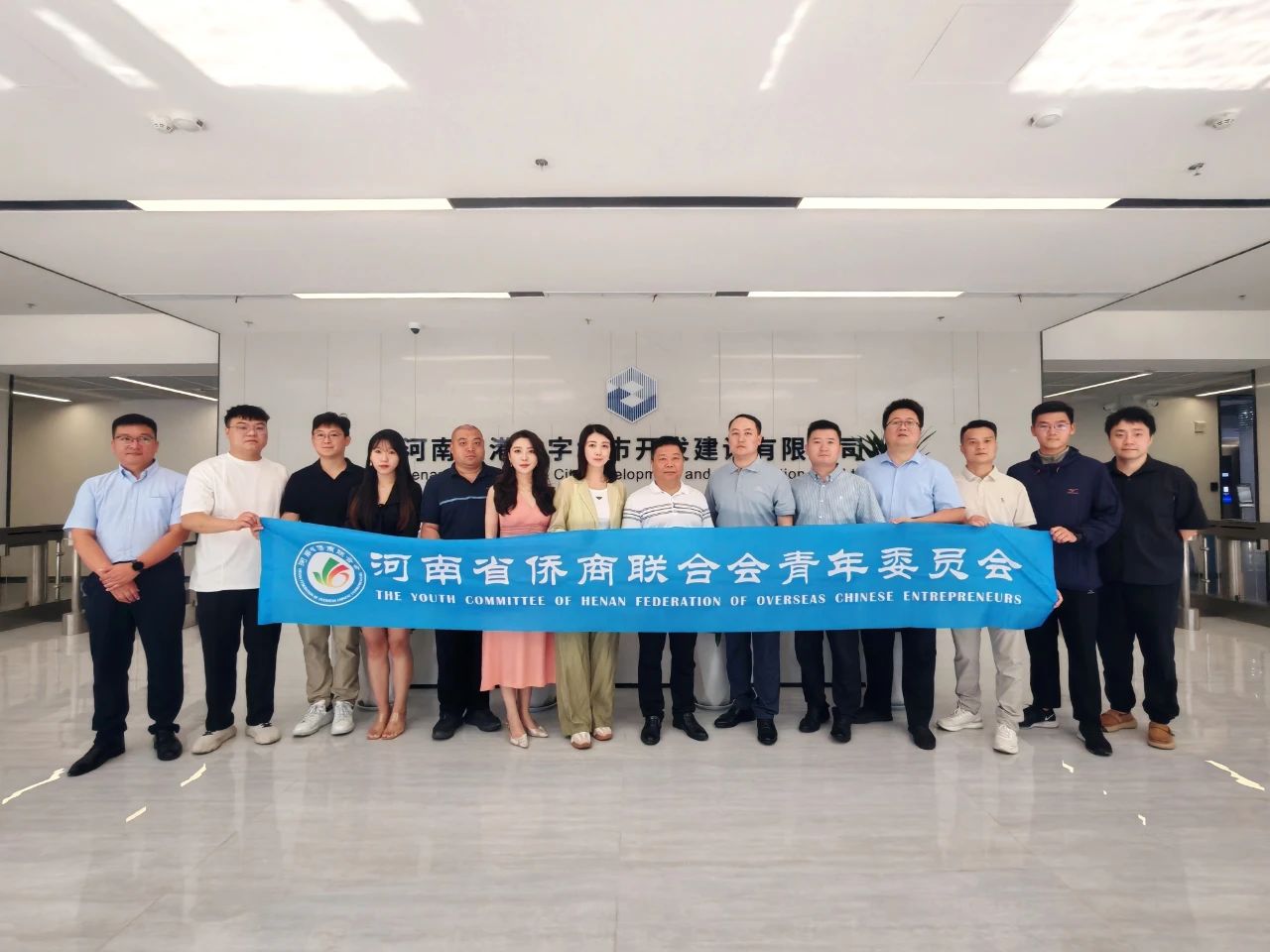 “港區(qū)雙芯·智造引擎” 河南省僑商會(huì)青委會(huì)走進(jìn)港區(qū)，共探人工智能與智能終端產(chǎn)業(yè)發(fā)展新機(jī)遇