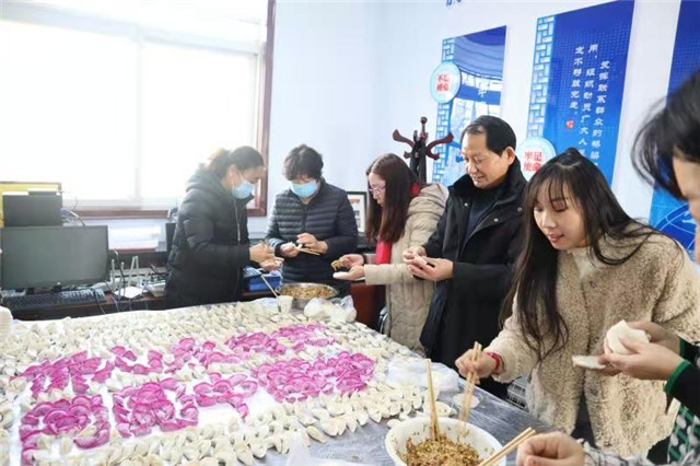 義馬市僑聯(lián)開展“僑心永向黨，同圓中國(guó)夢(mèng)”包餃子聯(lián)誼活動(dòng)