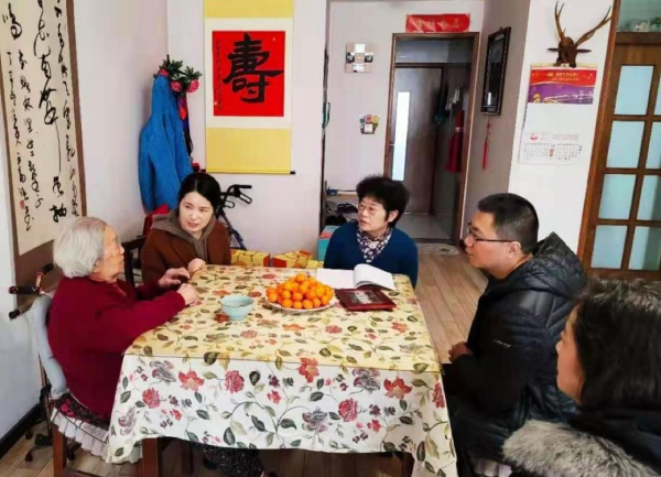 雙節(jié)慰問送溫暖 真情關(guān)懷暖僑心—洛陽市西工區(qū)僑聯(lián)走訪慰問轄區(qū)老歸僑