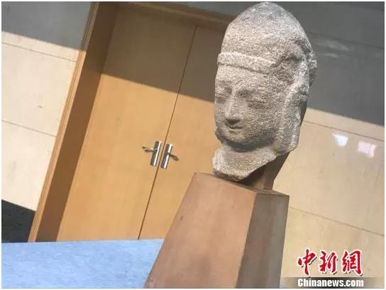 2018年7月13日，美國華裔王純杰夫婦將一件北魏時期的石雕天王頭像捐贈予山西博物院。　胡健 攝