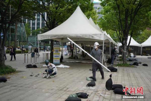 當(dāng)?shù)貢r間4月22日，韓國首爾市政府宣布位于首爾廣場的臨時核酸檢測點(diǎn)終止運(yùn)營，并于當(dāng)日中午12時起開始拆除工作。 中新社記者 劉旭 攝