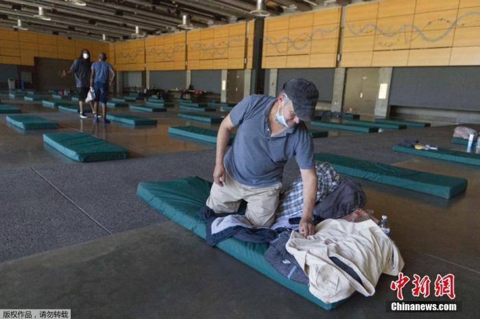 資料圖：美國(guó)俄勒岡州波特蘭市，一名男子在緊急避難中心避暑。