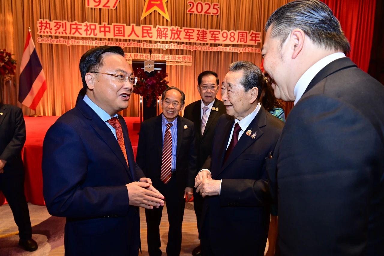 中國僑商聯(lián)合會會長、正大集團(tuán)資深董事長謝國民應(yīng)邀出席中國駐泰國大使館慶祝中國人民解放軍建軍98周年招待會
