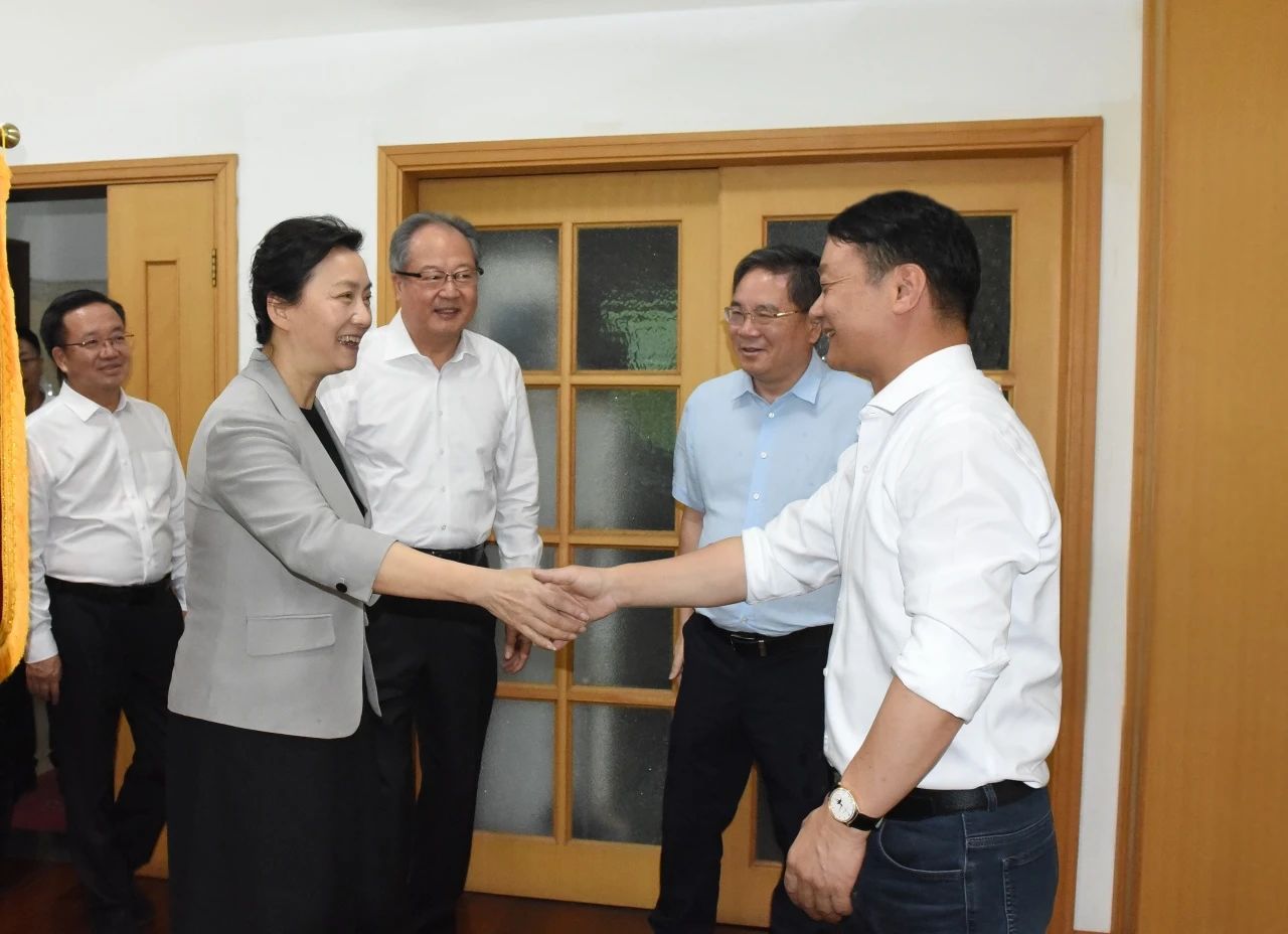 浙江省委常委、統(tǒng)戰(zhàn)部部長(zhǎng)王文序赴浙江省僑商會(huì)調(diào)研并召開“發(fā)揮大僑務(wù)優(yōu)勢(shì)聚力高能級(jí)開放強(qiáng)省建設(shè)”專題座談會(huì)